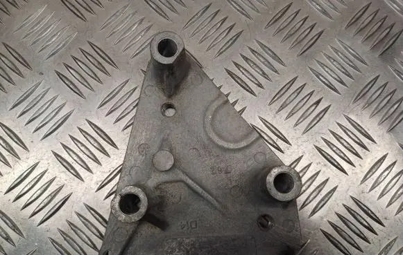 Opel Zafira B Engine mounting bracket