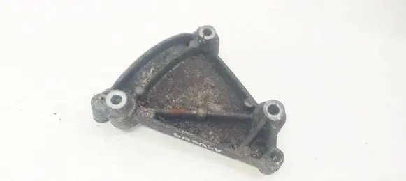 Engine mounting bracket