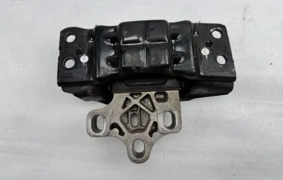 Volkswagen Tiguan Engine mount bracket 5QA199555AM 5QA199555