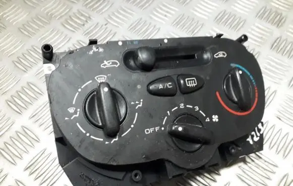Peugeot 206 Climate control unit 1068901 10689-01