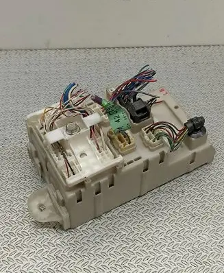 Toyota RAV 4 (XA20) Fuse module 8273342081 5J120745