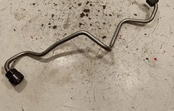 Audi SQ7 Fuel injector supply line/pipe 