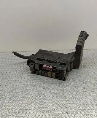 Nissan X-Trail T30 Fuse module 24382AU010 71543266