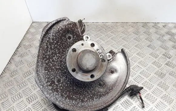 Rear wheel hub