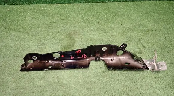 Maserati GranTurismo II Fender mounting bracket 