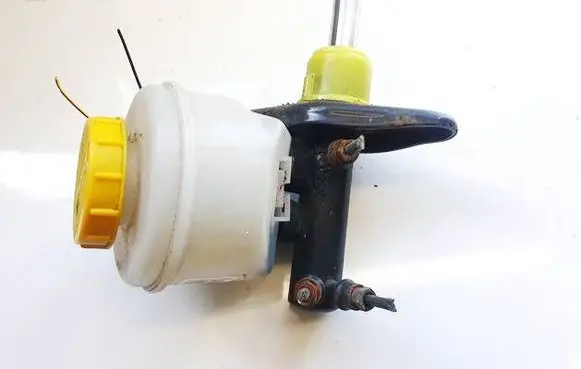 Nissan Serena Master brake cylinder