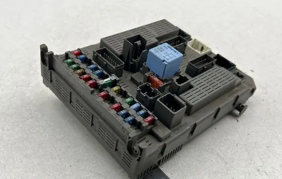 Citroen C5 Fuse module 9637466180 98162200