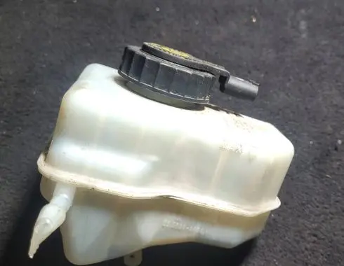 BMW 1 E81 E87 Brake fluid reservoir 