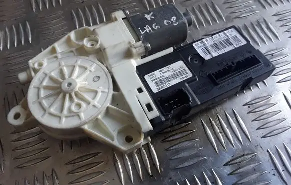 Renault Laguna III Front door window regulator motor 807310003R 0130822331