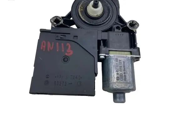 Volkswagen Golf Plus Front door window regulator motor 5M1837401P 5K0959793