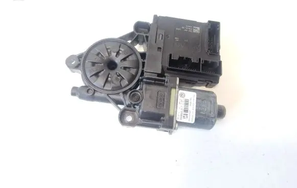 Volkswagen PASSAT B7 Front door window regulator motor 3AA959702A 3C0959792C