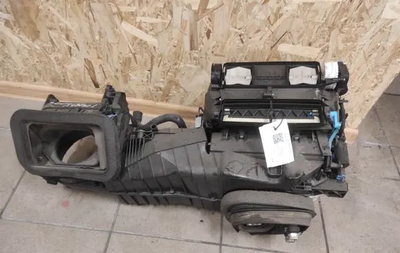 Volkswagen Touran I Interior heater climate box assembly 1T18200033GP