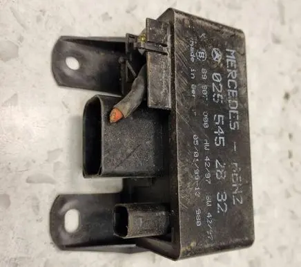 Mercedes-Benz A W168 Glow plug pre-heat relay 0255452832 89907000