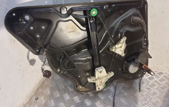 Volkswagen PASSAT B6 Rear door window regulator with motor 3C4839756H