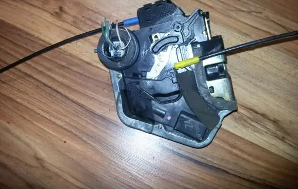 Toyota Corolla Verso E110 Rear door lock