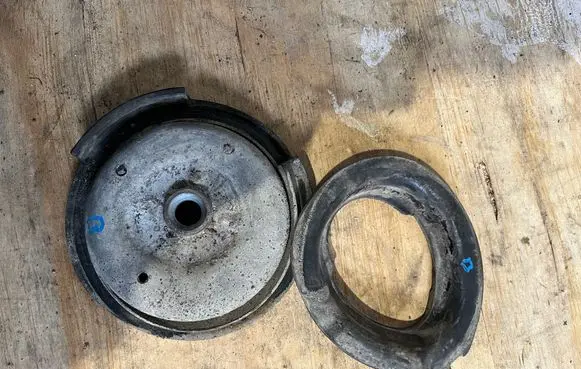 BMW 5 E60 E61 Front coil spring rubber mount 02614272