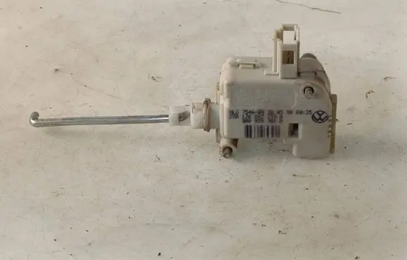 Volkswagen Golf IV Tailgate boot lock/latch motor 1J6862159A 3B0959781B