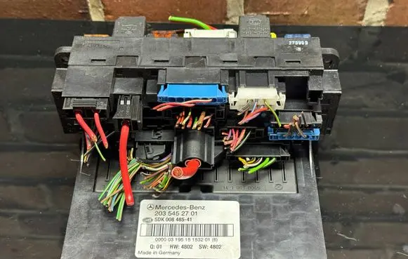 Mercedes-Benz C W203 Fuse module 2035452701 5DK00848541