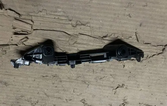 Suzuki Swift III Front bumper mounting bracket 7173153R0