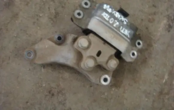 Skoda Yeti (5L) Engine mount bracket