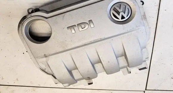 Volkswagen PASSAT B6 Engine cover (trim) 03G103967A