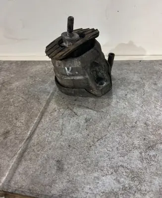 Engine mount bracket