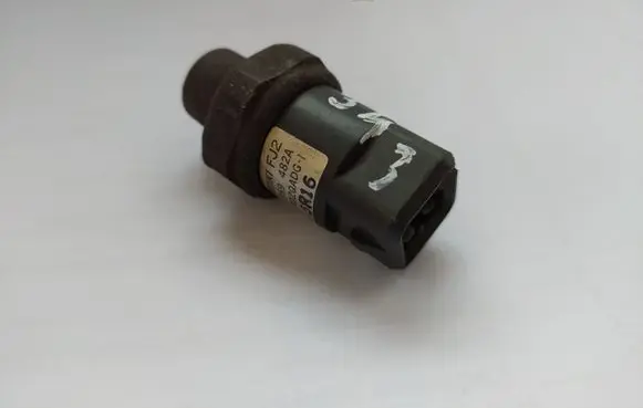 Audi A4 S4 B5 8D Air conditioning (A/C) pressure sensor 8D0959482A