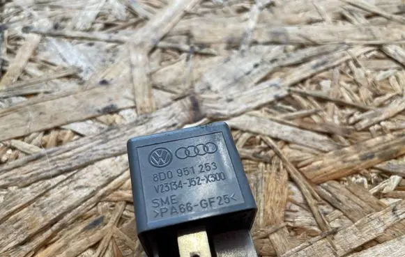 Audi A6 S6 C5 4B Other relay 8D0951253