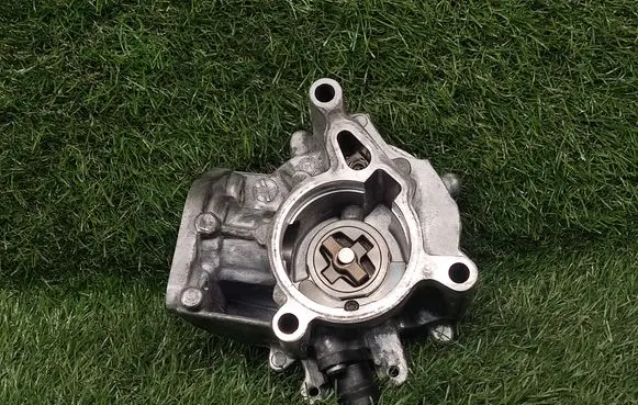 Volkswagen Jetta VI Fuel injection high pressure pump 06K145100J