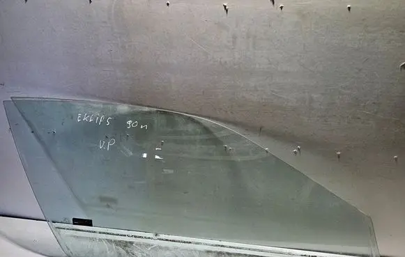 Mitsubishi Eclipse Front door window/glass (coupe) 43R008011
