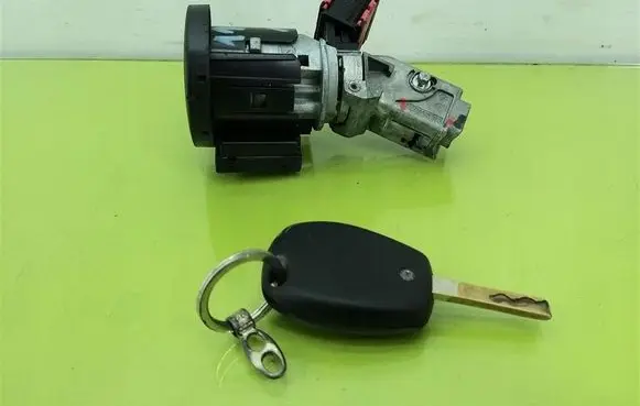 Renault Clio III Ignition lock 2167388472