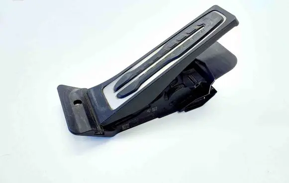 Accelerator throttle pedal