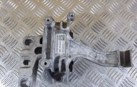 Volkswagen Golf VIII Engine mount bracket 5Q0199262BJ 04102018 93BPE3G311400W