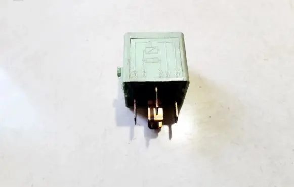 BMW 5 E39 Other relay 61368373700 v23134-k59-x312