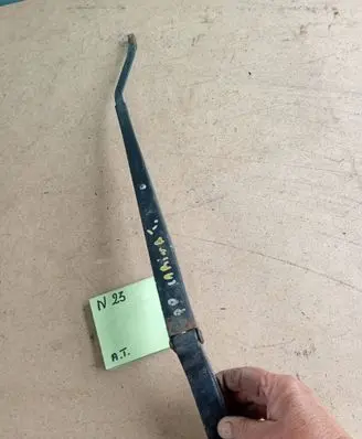 Toyota Carina T190 Front wiper blade arm 58525645