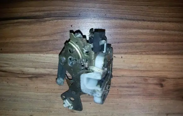 Mazda 323 F Rear door lock