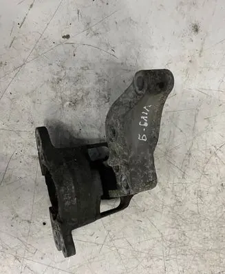 Opel Vivaro Engine mount bracket 112841371R