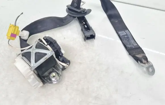 Volkswagen PASSAT B6 Front seatbelt 3C1857706F
