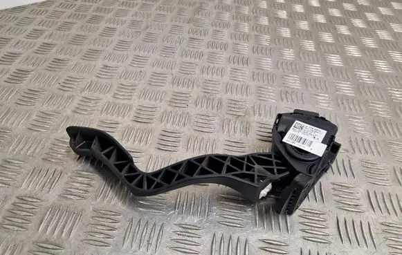 Accelerator throttle pedal