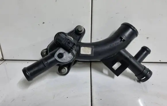 Engine coolant pipe/hose
