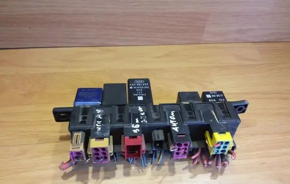 Audi A8 S8 D2 4D Fuse module 4A0941822 896046