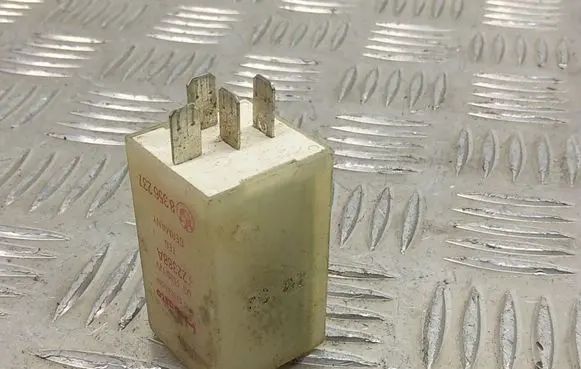 BMW 5 E34 Other relay 8356237