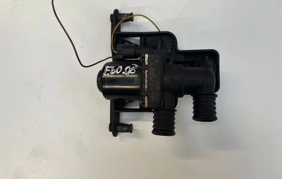 BMW 5 E60 E61 Coolant heater control valve 6920226