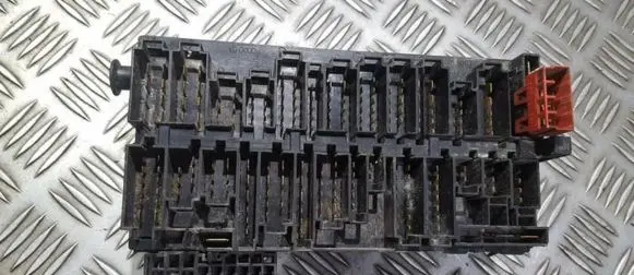 Volkswagen Golf III Fuse box set 357937039