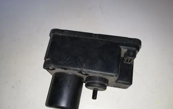 Audi 100 S4 C4 Central locking vacuum pump 443862257B