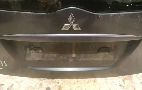 Mitsubishi Grandis Trunk door license plate light bar 