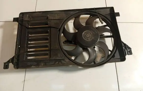 Mazda 3 II Radiator cooling fan shroud 3136613356