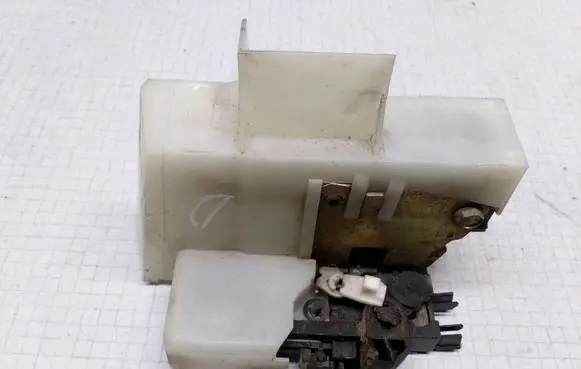 Renault Megane I Front door lock