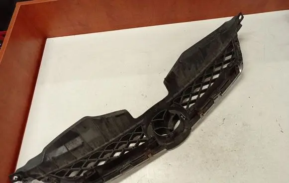 Mazda 5 Front bumper upper radiator grill C23550711