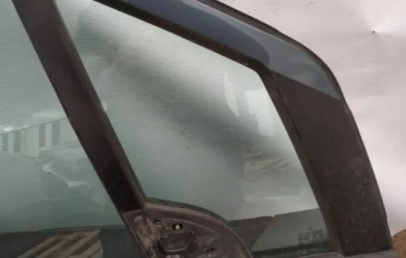 Mercedes-Benz A W168 Front door vent window glass four-door 